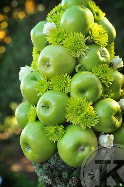 granny smith apple topiary Apple Table Decorations, Apple Centerpieces, Apple Table, Driftwood Wedding, Apple Orchard Wedding, Lime Green Weddings, Apple Festival, Granny Smith Apple, Orchard Wedding