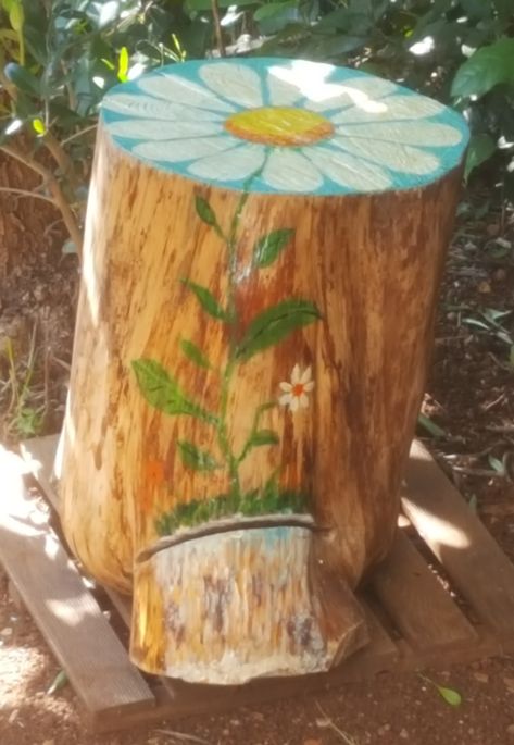 Painting On Tree Trunk, Painted Stumps Ideas, Painting Tree Stumps Ideas, Painted Tree Trunks, Stump Painting Ideas, Homemade Yard Decor, Painted Tree Stumps, Painted Stumps, Tree Stump Painting