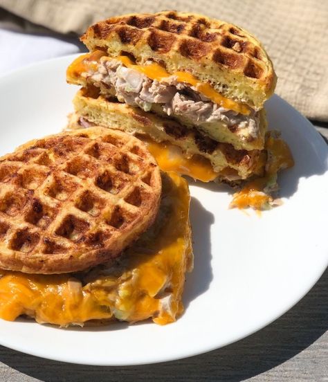 Keto Tuna Melt Chaffle Keto Tuna Recipes, Keto Tuna Melt, Keto Chaffle Recipes, Low Carb Sandwich, Keto Tuna, Creamed Chipped Beef, Tuna Melt Recipe, Chaffle Recipes, Low Carb Sandwiches