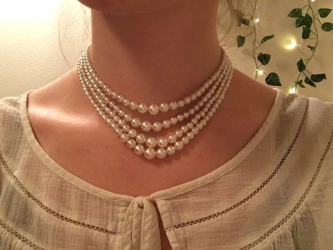 90s Jewelry Trends, Pearl Necklace Aesthetic, Pearl Necklace Outfit, Pearls Aesthetic, Jewelry 90s, 90s Jewelry, Layered Pearl Necklace, Necklace Outfit, Pearl Necklace Vintage