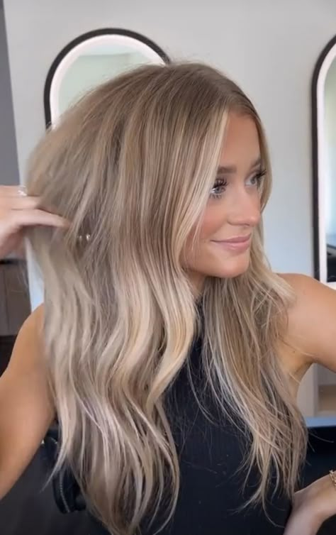 Mucky Blonde Hair, Light Blonde Money Piece Hair, Rosie Huntington Whiteley Hair Blonde, Natural Blonde Hair With Money Piece, Lived In Money Piece, Biscuit Blonde Hair Balayage, Heavy Money Piece Hair Blonde, Full Highlights Before And After, Braggnbeauty Hair