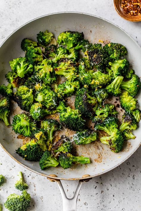 No one can resist this healthy, garlicky sautéed broccoli recipe—especially with freshly grated Parmesan cheese and lemon zest. So easy too! Restaurant Broccoli Recipe, Broccoli Recipes Sauteed, Brócoli Recipes, Riced Broccoli Recipes, Sauteed Broccoli, Sautéed Broccoli, Crock Pot Baked Potatoes, Broccoli Sauteed, How To Cook Broccoli