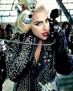 Lady Gaga Lady Gaga Cans In Hair, Lady Gaga Telephone Music Video, Lady Gaga Coke Can Hair, Coke Can Hair Rollers, Lady Gaga Telephone Costume, Lady Gaga Music Video Outfits, Lady Gaga Telephone Outfit, Lady Gaga Iconic Looks, Lady Gaga Telephone