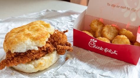 Chick-Fil-A Employees Can't Stand These Redundant Orders What Can Diabetics Eat, Chick Fil A Breakfast, Polynesian Sauce, Breakfast Calories, Fast Food Workers, Breakfast Hack, Best Fast Food, Breakfast Recipes Sweet, Fried Chicken Sandwich