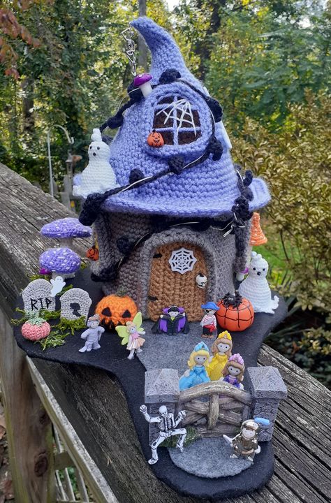 Crochet Haunted House, Crochet Fairy House, Crochet House, Crochet Ornament Patterns, Crochet Fairy, Crochet Heart Pattern, Crochet Halloween, Halloween Crochet Patterns, Crochet Goodies