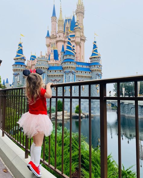 Matching Sister Disney Outfits, Disney Birthday Photoshoot, Disneyland Birthday Photoshoot, Disney Outfits Girls Kids, Toddler Disney World Outfits, Toddler Disneyland Outfit, Girl Disney Outfits, Girls Disney Trip, Disney Outfits Girls