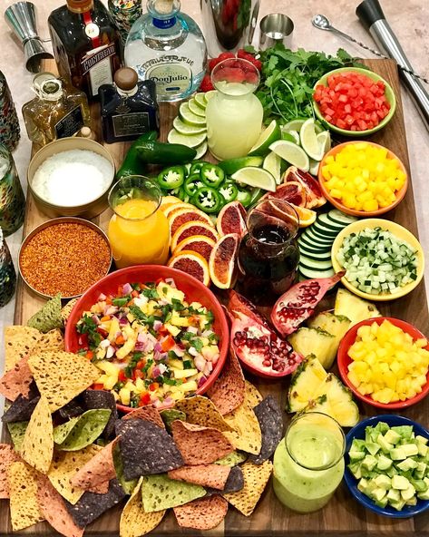 A Loaded Margarita Board Is The Perfect Way To Celebrate Cinco De Mayo Margarita Board, Mango Jalapeno Salsa, Margarita Night, Dessert Taco, Easy Homemade Salsa, Salsa Verde Chicken, Charcuterie Inspiration, Dip Recipes Easy, Mango Puree