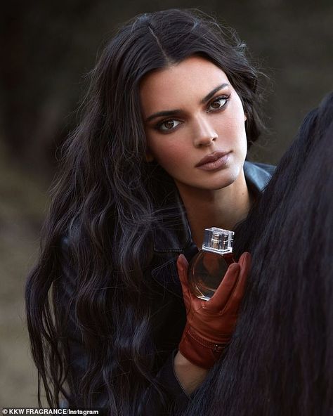 Kkw Fragrance, Kendall Jenner Face, Stile Kendall Jenner, Celebrity Beauty Secrets, Jenner Outfits, Keeping Up With The Kardashians, Jenner Style, Long Black Hair, Celebrity Beauty