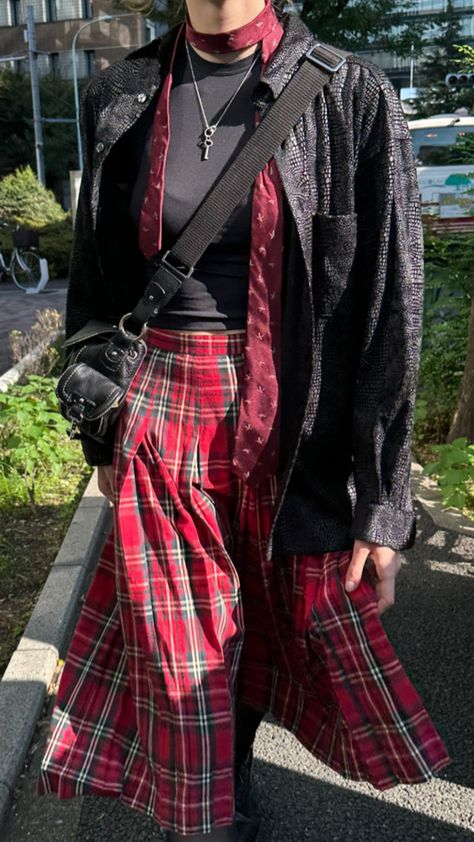 Punk Preppy Style, Red Pants Aesthetic, Outfit With Red Pants, Red Plaid Pants Outfit, Red Plaid Outfit, Red Pants Outfit, Pants Aesthetic, Preppy Punk, Red Plaid Pants