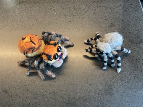 Needle Felt Spider, Felted Halloween Creatures, Needle Felted Spider, Needle Felted Bugs, Felt Insects, Felted Spider, Bug Display, Halloween Felt Crafts, Jumping Spiders