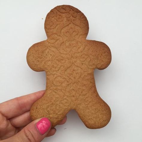 Ginger Bread Cookie Decorations, Decorating Gingerbread Man, Gingerbread Man Icing Ideas, Easy Gingerbread Cookie Decorating Ideas, Decorating Gingerbread Men Cookies, Gingerbread Man Decorations Cookie, How To Decorate A Gingerbread Man, Gingerbread People Ideas, Giant Gingerbread Man Cookie