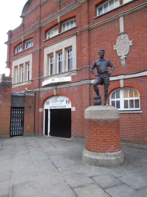 Statue of Johnny Haynes at Craven Cottage, home of Fulham FC    http://analogueboyinadigitalworld.wordpress.com/2013/02/06/fulham-v-manchester-united-photo-special/ Craven Cottage, Fulham Fc, Bristol Rovers, Nostalgic Pictures, Cottage Home, Creating Memories, Past And Present, Football Team, Football Club