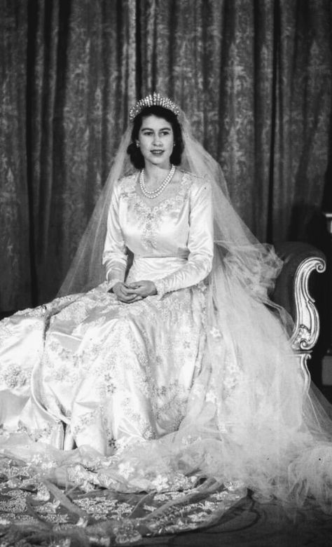 Queen Elizabeth Ii Wedding, Queen Elizabeth Wedding, Prince Philip Queen Elizabeth, Elizabeth Queen Of England, Queen Elizabeth Photos, Wedding November, Queen And Prince Phillip, Norman Hartnell, Young Queen Elizabeth