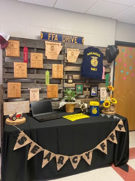 my local FFA designed this table to tell incoming people about the club! Ffa Awards Display, Ffa Display Ideas, Fundraiser Table Ideas, Ffa Booth Ideas, Ffa Senior Table Ideas, Club Fair Table Ideas, Ffa Graduation Party Ideas, Ffa Classroom Ideas, Ffa Desserts