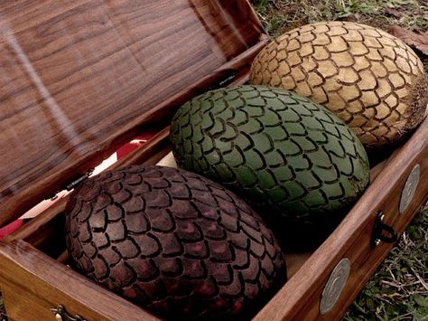 Daenerys Targaryen Dragon Eggs, Nature Cosplay, Daenerys Targaryen Dragons, Daenerys Costume, Daenerys Targaryen Aesthetic, Targaryen Dragons, The Mother Of Dragons, Game Of Thrones Party, Game Of Thrones Facts