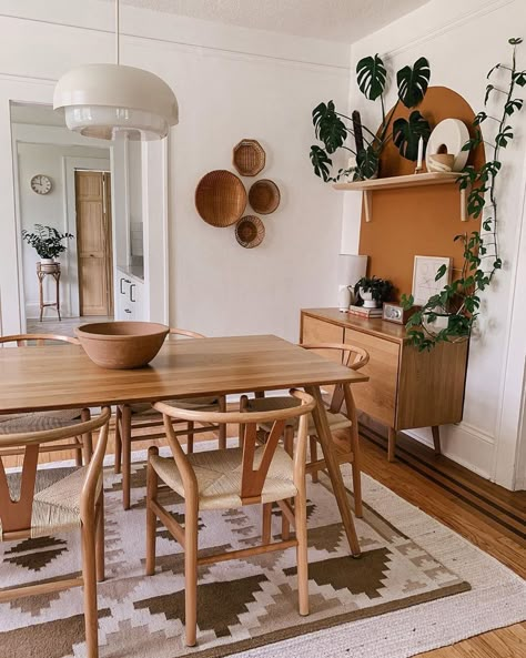 Modern Boho Dining Room, Boho Dining Room Decor, Mid Century Dining Room, Bohemian Dining Room, Boho Dining Room, Mid Century Modern Dining Room, Dining Room Inspo, Bohemian Kitchen, Modern Dining Room Tables