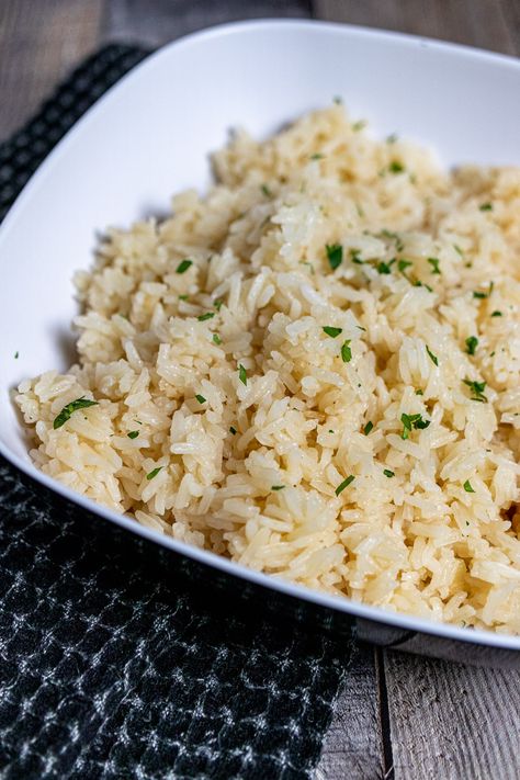 A quick and simple way to take bland and plain rice and make it really pop with flavor. Garlic fried rice is as simple to make as the name sounds: fry some garlic and mix into the rice. This simple recipe will ramp up a basic side dish and turn it into a new favorite...Read More Plain Fried Rice Recipe Easy, Plain Fried Rice Recipe, Plain Fried Rice, Asian Sides, Meatless Dishes, Fried Rice Recipe Easy, Rice Side Dish Recipes, Plain Rice, Garlic Fried Rice