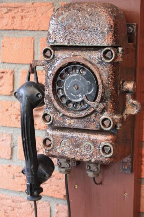 Vintage Auto's, Antique Phone, Telephone Vintage, Antique Telephone, Pompe A Essence, Kalay, Vintage Phones, Vintage Telephone, Rusted Metal