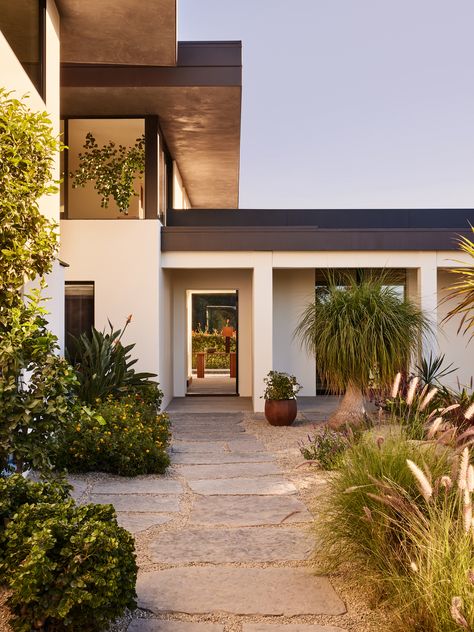 Mid Century Mediterranean, Santa Barbara House, Peaceful Interior, Mediterranean House, Eileen Gray, Mediterranean Landscaping, Hospitality Projects, Alvar Aalto, Green Landscape