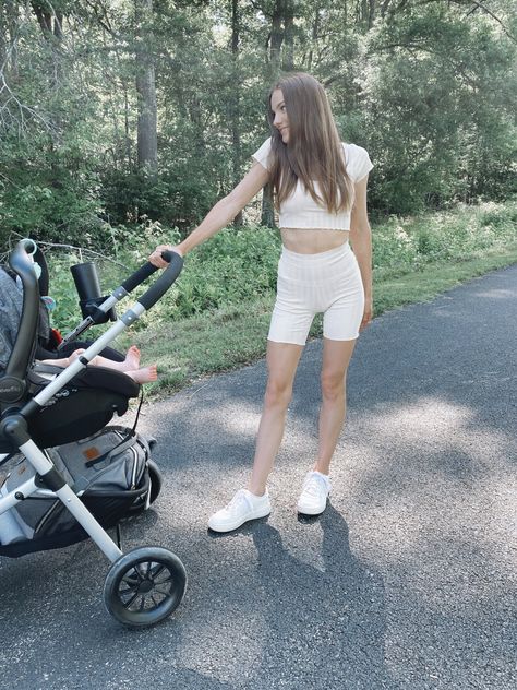 Workout Mom Aesthetic, Running With Stroller Aesthetic, Mommy Aesthetic Outfit, Hot Mom Walk Outfit, Stroller Walk Aesthetic, Mom Instagram Pictures, Lulu Mom, Working Mom Aesthetic, Mom And Baby Poses