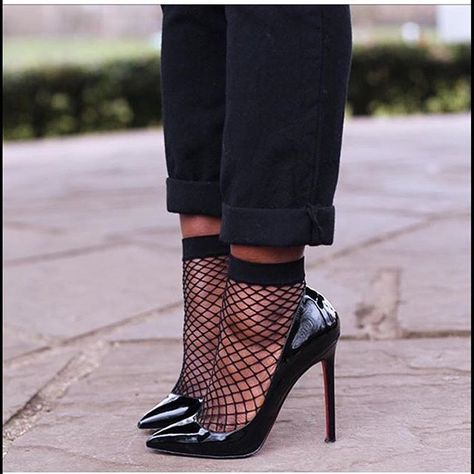 Louboutins with fishnet ankle socks. I absolutely adore this look! x How To Wear Fishnet Tights, Fishnet Ankle Socks, Blue Sandals Heels, Street Mode, Blue Dress Shoes, Neon Shoes, Fishnet Socks, Socks And Heels, Ideas Outfit