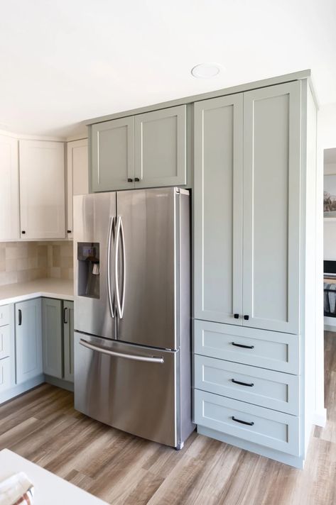 Built In Fridge, Arizona Interiors, Tall Kitchen Cabinets, Beach Style Kitchen, Kitchen Built In, Green Kitchen Cabinets, Condo Design, Copper Design, Shop Kitchen