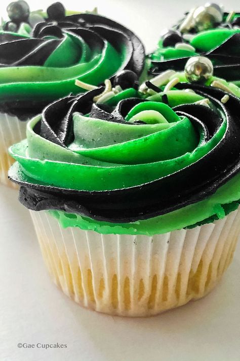 Black And Green Cupcakes, Aromatic Flag, Pride Cupcakes, Aroace Art, Dessert Business, Black And White Cupcakes, 45 Birthday, School Cupcakes, Black Cupcakes