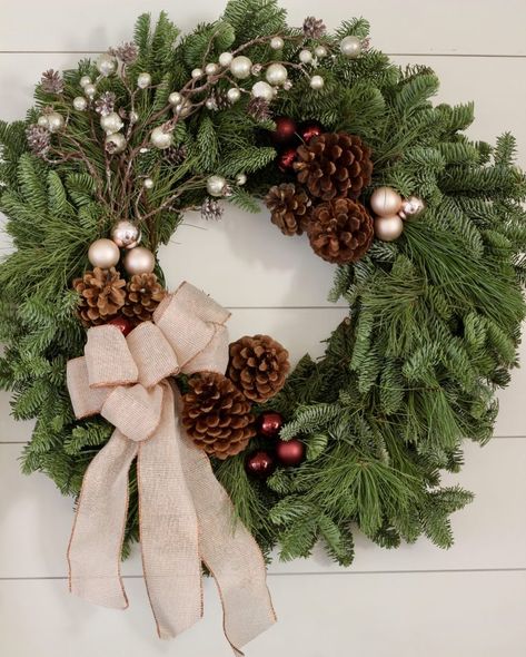 Christmas Wreath Ideas Evergreen, Artificial Evergreen Christmas Wreaths, Evergreen Wreaths For Christmas, Fresh Wreaths Christmas, Christmas Wreaths Elegant, Christmas Whreat, Evergreen Wreaths, Fresh Garland, Elegant Christmas Wreath