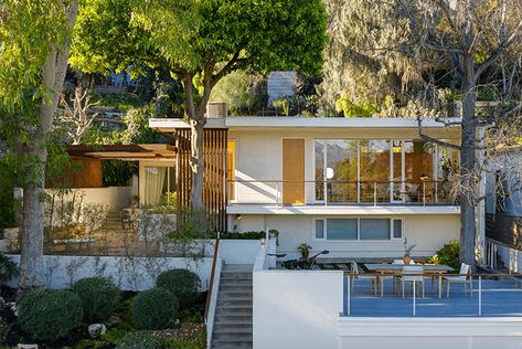 It's said the Thomas House is one of two homes designed by famous graphic designer Alvin Lustig. #midcentury 60s House Exterior, 70s House Aesthetic, Brown House Exterior, Garden Curb Appeal, Cleaning White Walls, 60s House, House Reference, Oasis Springs, Midcentury House