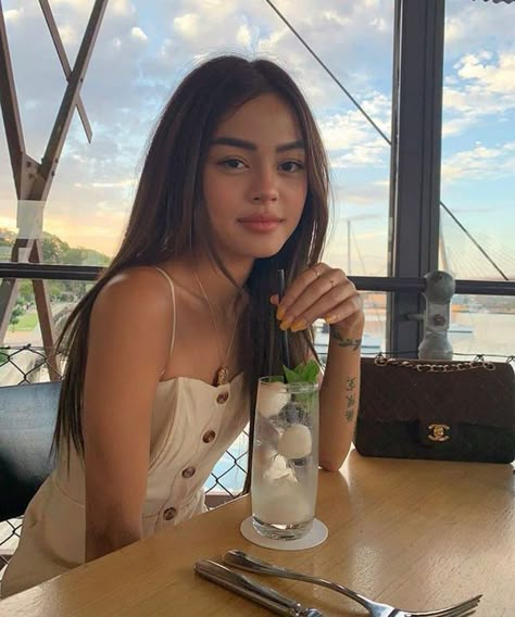 Lily Maymac, Foto Top, Pose Fotografi, Selfie Poses Instagram, Instagram Photo Inspiration, Grunge Hair, Cute Poses, Insta Photo Ideas, A Drink