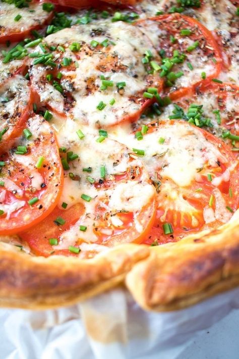 French Tomato Tart, French Vegetarian Recipes, Puff Pastry Tomato, French Recipes Authentic, French Cuisine Recipes, French Cooking Recipes, French Vinaigrette, Tartiflette Recipe, Traditional French Recipes