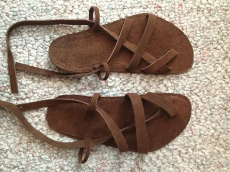 Diy Leather Sandals, Make Your Own Shoes, Leather Craft Ideas, Diy Sandals, Making Shoes, Make Shoes, Leather Making, Shoe Making, Minimalist Shoes