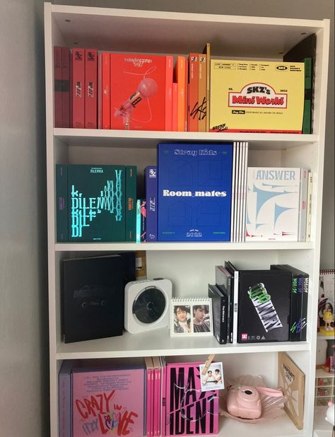 Kpop Album Organization Ideas, Kpop Shelf Organization, Acnh Boho, Albums Shelf, Kpop Albums Shelf, Pop Shelf, Kpop Shelf, Kpop Store, Album Storage