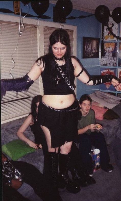 90s Emo Fashion, Fashion Show 90s, Mall Goth 90s, Mallgoth Outfits, 90s Goth Fashion, Fat Goth, Mall Goth Fashion, 90s Mall Goth