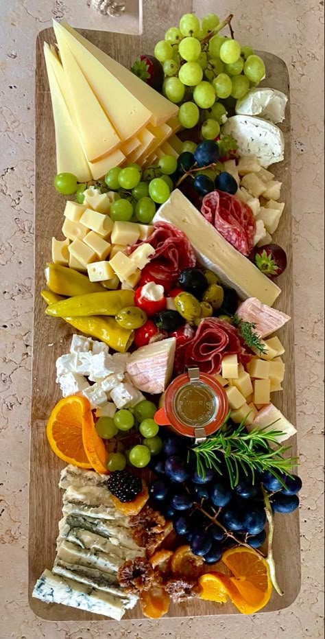 Anti Pasti Platte, Antipasti Board, Charcuterie Appetizers, Fine Dining Desserts, Appetizer Platters, Party Food Buffet, Charcuterie Inspiration, Charcuterie And Cheese Board, Entertaining Recipes