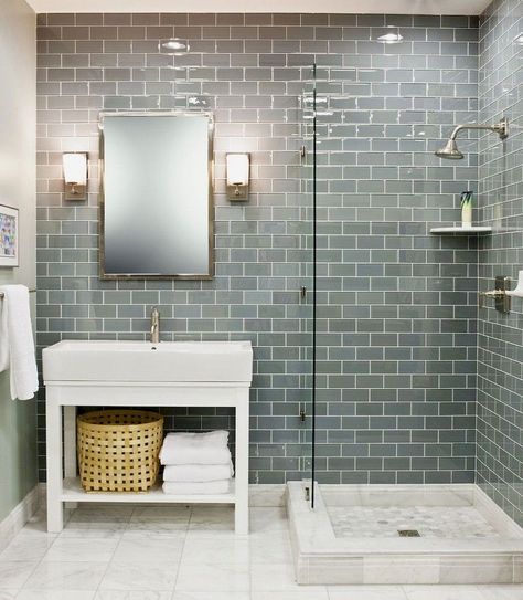 Beautiful Small Bathrooms, Small Bathroom With Shower, Subway Tiles Bathroom, Budget Bathroom Remodel, Small Showers, Interior Minimalista, Bathroom Remodel Shower, Corner Shower, Budget Bathroom