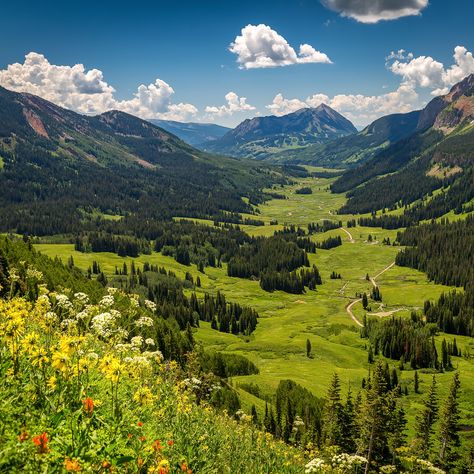 Crested Butte is nestled 8,900 feet high in the Rocky Mountains of Colorado. It’s home to some of the steepest ski runs in the state, but there’s plenty to keep you busy off the slopes. Crested Butte Colorado, Gili Trawangan, Beautiful Scenery Pictures, Nature Mountains, Scenery Pictures, Crested Butte, Mountain Photography, Colorado Mountains, Foto Art