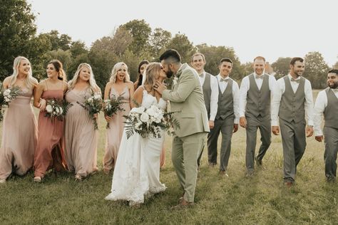 Pink And Green Bridal Party, Mauve And Green Wedding, Green And Blush Wedding, Bridesmaid Colours, Mauve Bridesmaid Dresses, Wedding Party Photo Ideas, Groomsmen Colours, Wedding Pallet, Party Photo Ideas