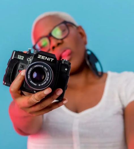 Black Female Photographers Doing It For The Culture - xoNecole: Women's Interest, Love, Wellness, Beauty Black Women Photographers, Female Photographer Aesthetic, Videography Branding, Black Photographers, Camera Poses, Artist Photoshoot, Non Binary Fashion, Women Photographers, Photographer Outfit