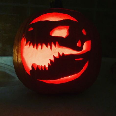 Pumkin Carving Ideas Dinosaur, Pumpkin Carving And Painting Ideas Easy, Cool Pumpkin Carving Ideas Disney, Dinosaur Carved Pumpkin, Pumkin Carving Dragon Easy, Unique Easy Pumpkin Carving Ideas, Interesting Pumpkin Carving Ideas, Dinosaur Jack O Lantern, Jurassic World Pumpkin Carving