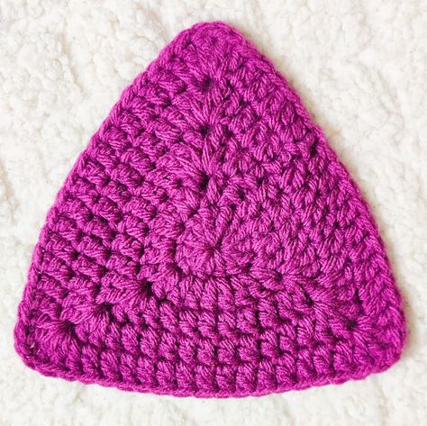 Crochet Triangle Motif Pattern Free, Crochet Triangle In The Round, Triangle Granny Square Pattern Free, Crochet Triangle Granny Square Patterns, Solid Granny Triangle, Triangle Pattern Crochet, Solid Triangle Crochet Pattern, Crochet Rounded Triangle, Triangle Granny Crochet