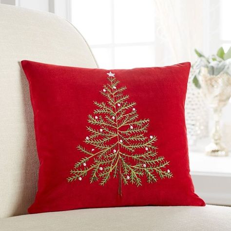 Christmas Pillows Diy, Bordados Tambour, Creative Pillows, Cushion Embroidery, Christmas Sewing Projects, Christmas Tree Pillow, Cushion Cover Designs, Embroidery Christmas, Tree Pillow