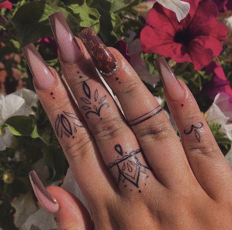 Fine Hand Tattoos For Women, Fingertip Tattoos For Women, Chain Finger Tattoo, Virgo Finger Tattoo, Womens Finger Tattoos, Side Of Hand Tattoos For Women, Finger Tattoo Stencil, Finger Tattoo Meaning, Palm Size Tattoos Ideas