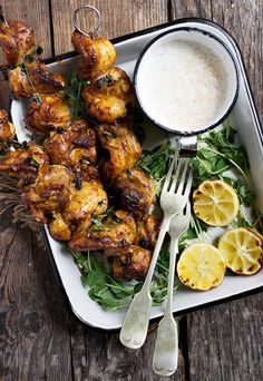 Portuguese Chicken Recipes, Portuguese Chicken, Brazilian Chicken, Fruit Kebabs, Portuguese Cuisine, Yogurt Dip, Kebab Recipes, Yogurt Sauce, Chicken Skewers