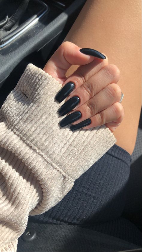 czarne paznokcie błyszczące długie Black Glossy Acrylic Nails, Solid Black Acrylic Nails, Black Nails Aesthetic Dark, Full Black Nails, Black Shiny Nails, Plain Black Nails, Long Black Acrylic Nails, Black Glossy Nails, Glossy Black Nails