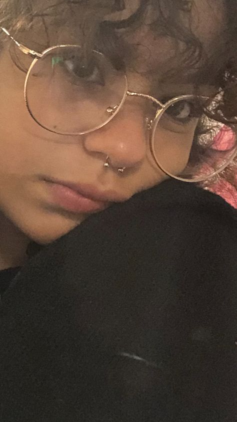 Gold Rimmed Glasses Aesthetic, Wire Rimmed Glasses Aesthetic, Wire Frame Glasses Aesthetic, Circular Glasses Aesthetic, Glasses Inspiration Aesthetic, Round Glasses Aesthetic Girl, Gold Glasses Aesthetic, Coquette Glasses, Cute Round Glasses