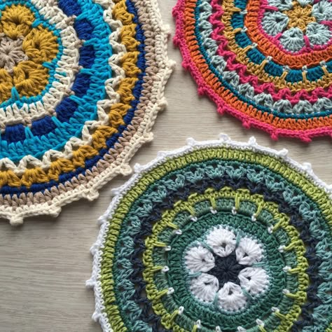 Crochet Motives, Crochet African Flowers, Mandala Yarn, Mandala Pillows, Crochet Mandala Pattern, Crochet Wall Hangings, Colorful Crochet, African Flowers, Crochet Circles