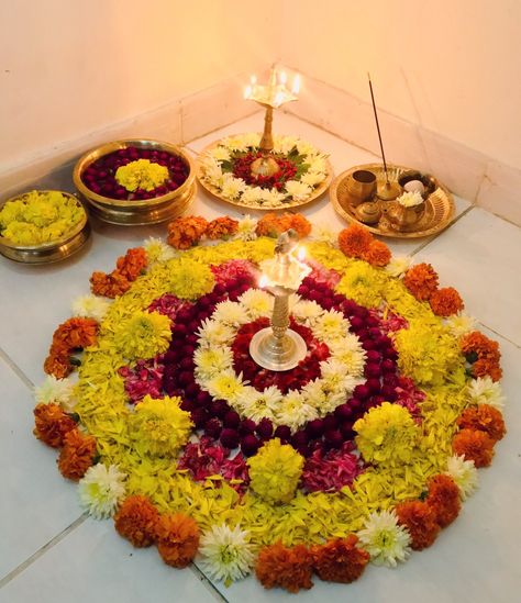 Poo Kolam Flowers Onam, Simple Pookalam Designs, Onam 2024, Diwali Poses, Door Flower Decoration, Arti Thali Decoration, Indian Decoration, Pookalam Design, Simple Flower Rangoli