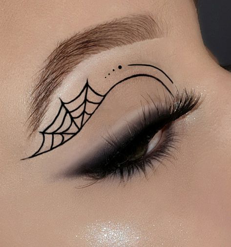 Halloween Graphic Liner Makeup, Simple Halloween Eye Makeup For Work, Graphic Eyeliner Halloween, Work Appropriate Halloween Makeup, Pumpkin Eyeliner, Easy Halloween Eyeliner, Halloween Makeup Eyeliner, Halloween Graphic Liner, Basic Halloween Makeup