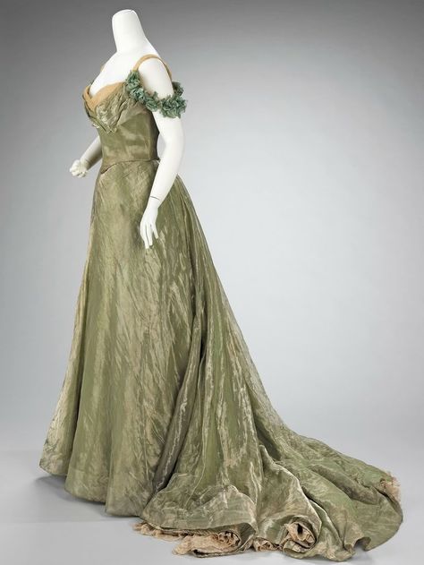 1900 Ball Gowns | Ball Gown (1898-1900) - Jacques Doucet Jacques Doucet, 1890s Fashion, 1800s Fashion, Old Dresses, Victorian Clothing, Antique Dress, Printed Dresses, Vintage Gowns, Vestidos Vintage